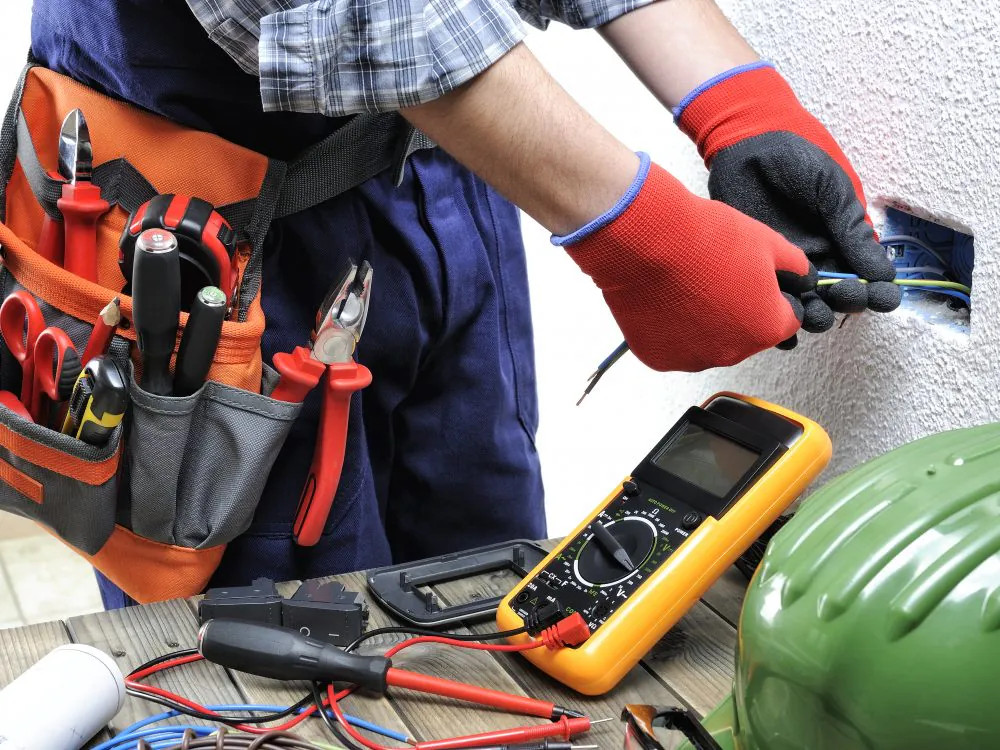Intervenção de eletricista em casa residencial
